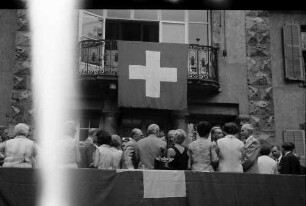 Freiburg: Schweizer Konsulat; Empfang beim Schweizer Konsul zum Schweizer Nationalfeiertag 1. August 1969; Gäste auf der Terrasse, von unten
