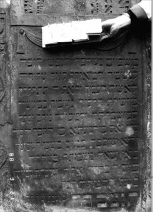 Grabstein 1256 (Index: 99903178) Material: Sandstein Maße HxBxT: 166x102x12 cm Besonderheit: kulturhistorisch wertvoll / künstl.-formale Gründe: Grabstein 1256 (Detailaufnahme 2)