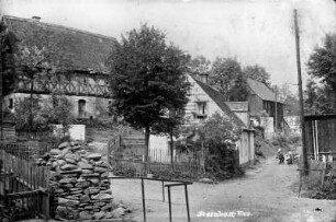 Kreuzung alte Dorfstraße und Planie : v. li. Frey-Gut, Siebert-Arno-Haus (Drechselei), Hacker-Sachs-Haus, Frank-Albert-Gut