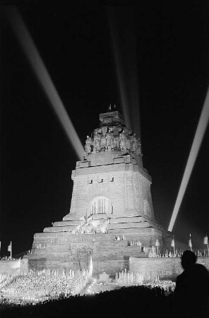 Ansicht des illuminierten Völkerschlachtdenkmals bei einer Feierlichkeit im Rahmen des II. Deutschen Turn- und Sportfestes