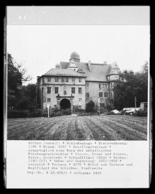 Südflügel und Westflügel — Torhaus