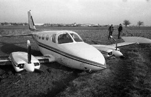 Bauchlandung einer zweimotorigen Privatmaschine des Typs "Cessna 340" südlich der Landebahn des Flugplatzes Karlsruhe-Forchheim