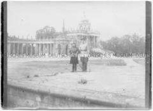 Russischer Soldat und Soldatin vor dem Potsdamer Neuen Palais