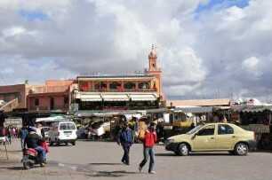 Platz als Weltkulturerbe : Teilansicht des zentralen Platzes Djemaa el-Fna in Marrakesch, aufgenommen am 02.11.2008
