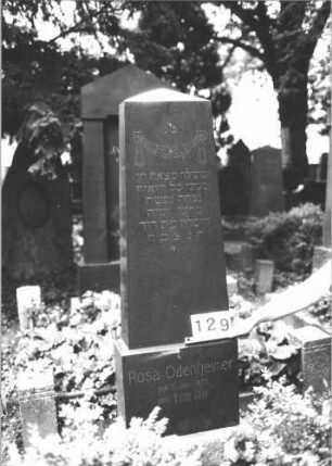 Grabstein 129 (Index: 100081855) Material: Granit Zustand: gut Maße HxBxT: 175x58x29 cm Beschreibung: Obelisk, Doppelsockel Symbolik: an quadratischen Knöpfen aufgehängte Girlande Steinmetz: Löffler: Grabstein 129