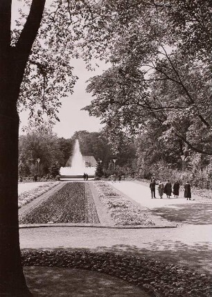 Großer Garten : Reichsgartenschau, Kleines Blumenparterre mit Blick zur Wasserkunst