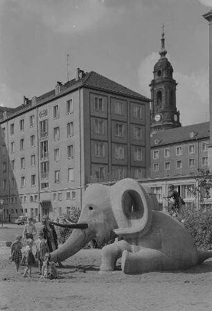 Dresden. Innenhof der Bebauung zwischen Weißer Gasse und Gewandhausstraße mit kleinem Spielplatz
