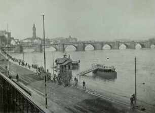 Dresden, Hochwasser an der Augustusbrücke