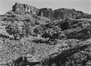 Die Drakensberge : Felswand in den Ausläufern der Drakensberge ("Drachenberge")