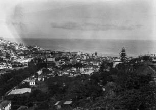 Blick über Funchal : Blick über die Stadt Funchal auf Madeira. Im Hintergrund das Meer.