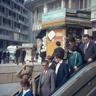 Athen, Omónia-Platz, Rolltreppe zur Metro für den Fußgängerverkehr