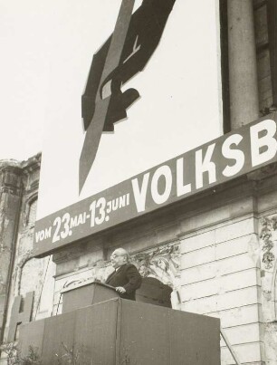 Volksbegehren, 23. Mai - 13. Juni 1948 : Prof. Hermann Kastner (LDPD) am Rednerpult während der Großkundgebung vor dem Japanischen Palais in Dresden
