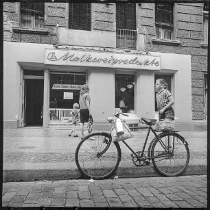 Geschäft für Molkereiprodukte, 1961. SW-Foto © Kurt Schwarz.