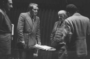 Aufnahmen der Proben zu "Don Giovanni" von Wolfgang Amadeus Mozart mit Dirigent Joseph Keilberth und Intendant Legal. Deutsche Staatsoper Berlin : Ernst Legal (2. von rechts) und Joseph Keilberth (2. von links) im Gespräch