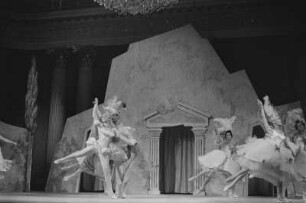 Szenenbilder aus "Les petits riens", Ballett von Jean-Georges Noverre mit Musik von Wolfgang Amadeus Mozart. Staatsoper Berlin im Apollo-Saal, 1968.09.05/1968.09.12 (Erstaufführung 10.09.1968)