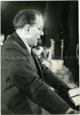Otto Grotewohl spricht zur Eröffnung des 2. Deutschen Volkskongresses