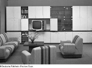 Anbauwand "Eisenberg 72" und Sitzgruppe : Leipziger Herbstmesse, 1974. Wohnzimmermöbel. Anbauwand (1974; VEB Möbelkombinat Eisenberg) und Sitzgruppe mit Couchtisch (1974)