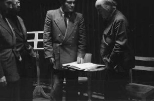Aufnahmen der Proben zu "Don Giovanni" von Wolfgang Amadeus Mozart mit Dirigent Joseph Keilberth und Intendant Legal. Deutsche Staatsoper Berlin : Ernst Legal (rechts) und Joseph Keilberth (Mitte) im Gespräch