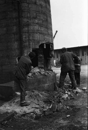 Abbruch des alten Schornsteins der Milchzentrale Karlsruhe.