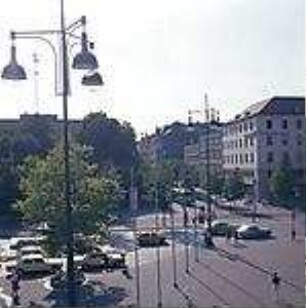 Hansjakob, Gottfried; Augsburg - Innenstadt, Königsplatz, Ernst-Reuter-Platz; Königsplatz und Fußgängerzone - Königsplatz (nördlicher Abschnitt), Platzgestaltung Richtung Bahnhofstraße, Straßenlaternen