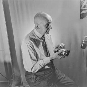 Fotograf mit Kamera : Portrait des Fotografen Kurt Heine (1906-1986)
