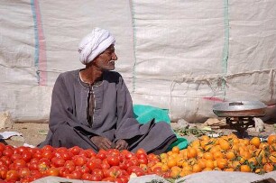Luxor - Marktverkäufer mit seiner Ware : Markttag in El Gouna, West-Theben, aufgenommen 2006 bei Luxor