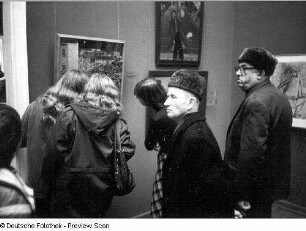Dresden-Altstadt. Albertinum. IX. Kunstausstellung der DDR, 02.10.1982-02.04.1983. Ausstellungsbesucher vor Gemälden