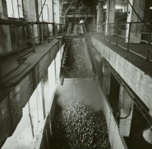 VE Braunkohlenkombinat Senftenberg, Brikettfabrik Sonne (I 1952-1954, II 1961-1962). Abschnitt Brikettbehandlung / Verladung. Beladung offener Güterwagen mit Briketts in der Zentralverladung : Freienhufen. VE Braunkohlenkombinat Senftenberg, Brikettfabrik Sonne (I 1952-1954, II 1961-1962). Abschnitt Brikettbehandlung / Verladung. Beladung offener Güterwagen mit Briketts in der Zentralverladung