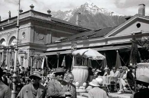 Meran: Kurgäste auf der Promenade vor Kurhaus