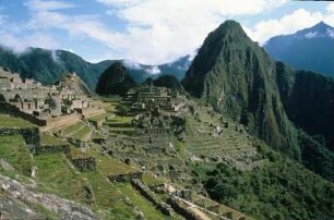 Peru. Ruinen der Inkafestung Machu Picchu mit Bergspitze des Huayana Picchu