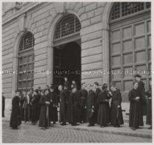 Rom, Kleriker (Gesamtheit der Angehörigen des Priesterstandes) vor der Päpstlichen Universität Gregoriana