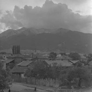 Blick von der Ortschaft Bansko auf das Pirin-Gebirge