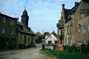 hinter dem Gutshaus: alte Gutsgebäude und Ställe wurden Wohnungen