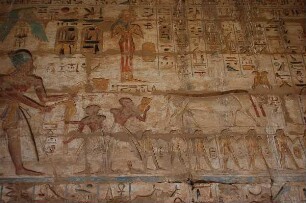 Luxor - Tempelanlage Medinet Habu : Farbige Wandgestaltung mit ägyptischen Alltagsszenen im Tempelkomplex von Medinet Habu/Luxor, aufgenommen 2006