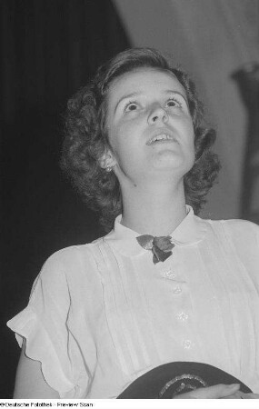 Portrait einer Sängerin auf der Bühne bei einer Kulturveranstaltung der Gewerkschaft Handel