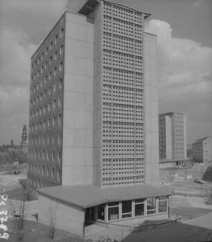 Dresden. Studentenwohnheime der TU Dresden im Bau, im Hintergrund Kreuzkirche