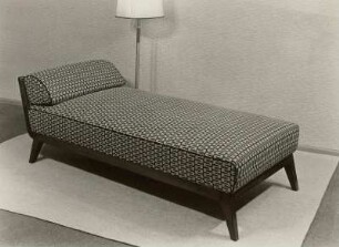 Liege : Liege (1956; Polstermöbel Cottbus) mit Stehlampe in Ausstellungskoje