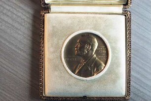Freiburg im Breisgau: Nobelpreis-Urkunde und -Medaille von Hermann Staudinger