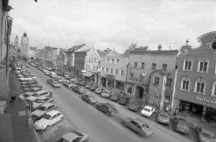Vilsbiburg: Hauptstraße [Stadtplatz] mit Tortürmen, vom Hotel Haslbeck