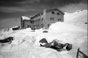 Oberstdorf: Nebelhorn; sonnende Gruppen in Schneelöchern