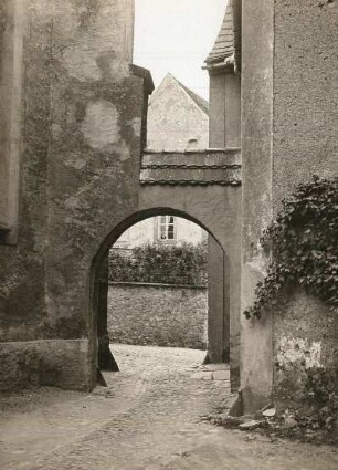 Mutzschen, evangelilsche Stadtkirche : Durchgang vom Kirchhof zum Markt