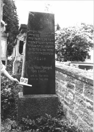 Grabstein 92 (Index: 100114229) Material: Granit Zustand: gut Maße HxBxT: 195x60x32 cm Beschreibung: Obelisk, Sockel: Grabstein 92