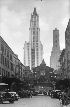 New York, Straßenansicht mit Blick zum Woolworth Building