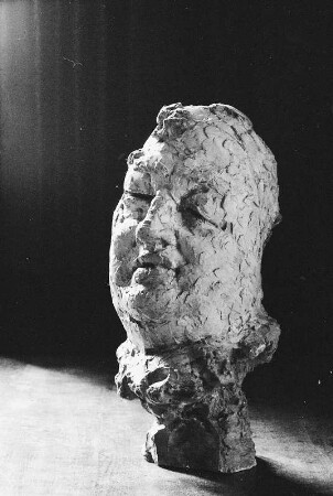 Porträtkopf Wilhelm Fraenger : Porträtkopf Wilhelm Fraenger. Ton; Höhe 46 cm (vor 1964; H. Gerdes). Potsdam, Villa von Fraenger, Tschaikowskiweg 4, Arbeitszimmer