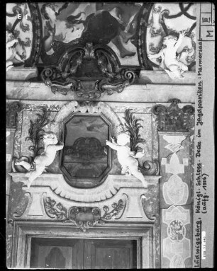 Innendekoration der Marmorsaletta — Wanddekoration der Marmorsaletta — Giebel, Putten und Spiegel