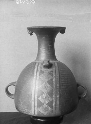 Chichakrug mit geometrischen Mustern