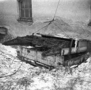 Der Schrapper schiebt den Mist in den Mistschlitten