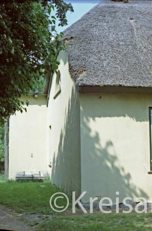 Blumendorf 19: Kate auf dem Berg: mit Reetdach: Teilansicht