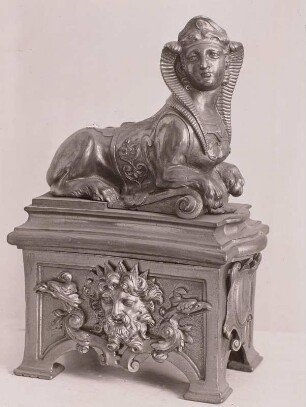 Kaminbock mit liegender Sphinx (Brandröte)