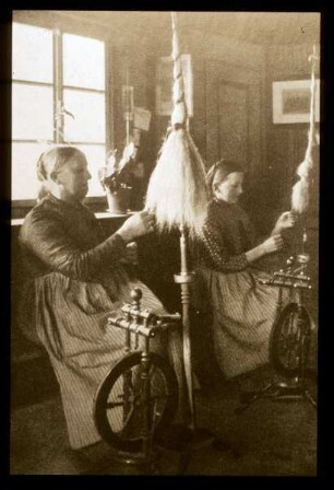 Frauen am Spinnrad